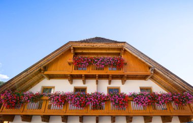 Sudtirol tipik ahşap balkon