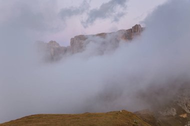Croda da Lago Dolomites içinde kayalık dağ doruklarına