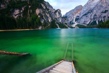 Dolomites dağlarda Braies Gölü (Pragser Wildsee)