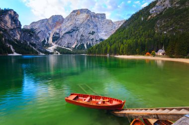 Tekneler Dolomites mounta Braies gölde (Pragser Wildsee)