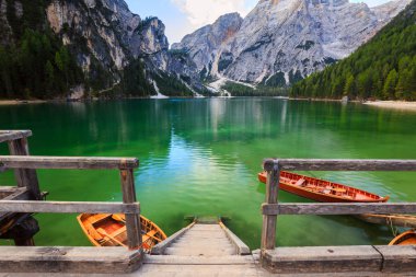 Tekneler Dolomites mounta Braies gölde (Pragser Wildsee)
