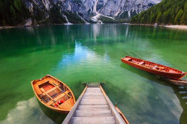 Tekneler Dolomites mounta Braies gölde (Pragser Wildsee)