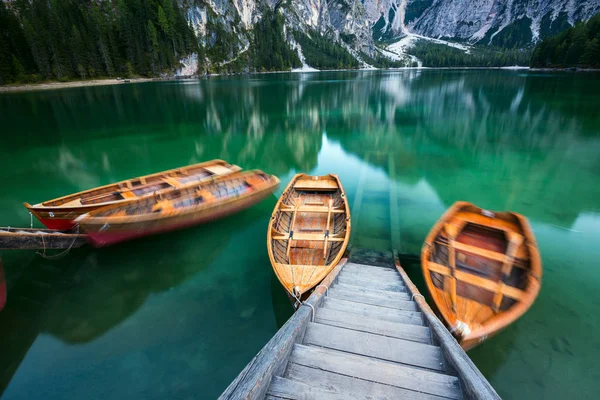 Båtar på sjön Braies (Pragser Wildsee) i Dolomiterna äv — Stockfoto