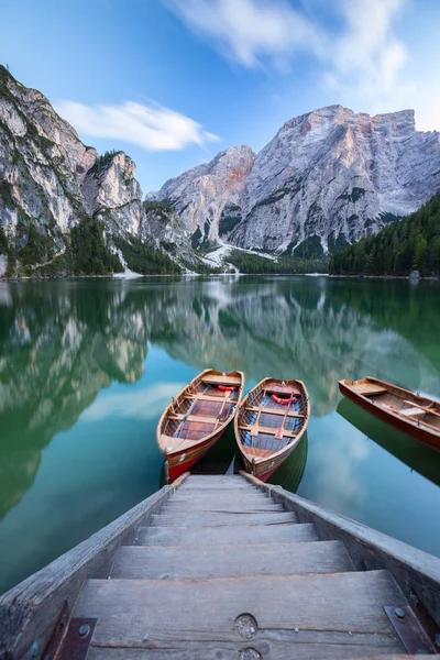 Barcos no Lago Braies (Pragser Wildsee) em Dolomites mounta — Fotografia de Stock