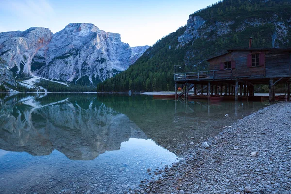 Dolomites dağlarda Braies Gölü (Pragser Wildsee) — Stok fotoğraf