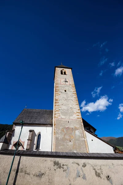 Piccola chiesa e campanile in località Valle San Silvestro — Foto Stock