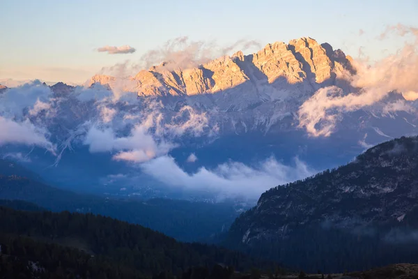 Hermoso amanecer en los Dolomitas — Foto de Stock