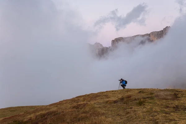 Photographer taking a picture the sunset over the Dolomites Alps — Stock Photo, Image