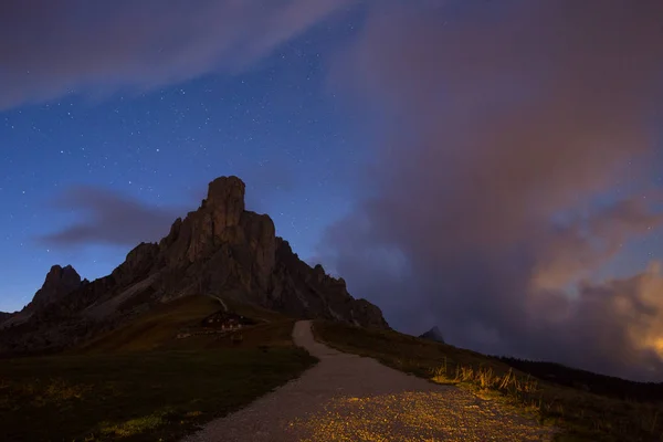 Céu noturno com estrelas nas montanhas — Fotografia de Stock