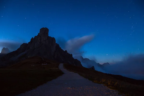 Céu noturno com estrelas nas montanhas — Fotografia de Stock