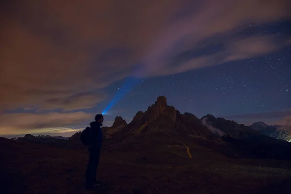 Noční obloha s hvězdami v horách — Stock fotografie