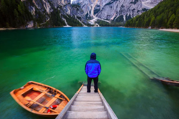 Man alone at the Braies Lake, Italy — Stock Photo, Image