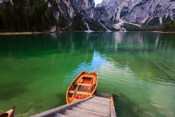 Barcos no Lago Braies (Pragser Wildsee) em Dolomites mounta — Fotografia de Stock