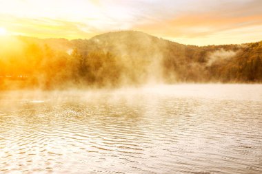 Plitvice Gölleri sisli sabahı