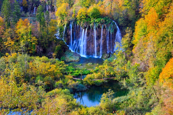 Herbstfarben und Wasserfälle des Plitvicer Nationalparks — Stockfoto