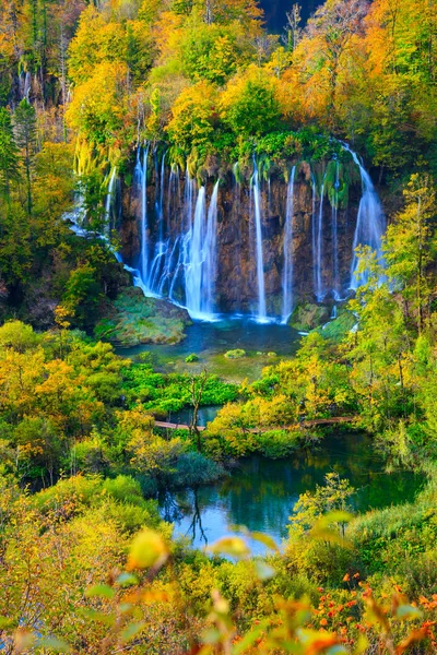 Cores do Autum e cachoeiras do Parque Nacional Plitvice — Fotografia de Stock