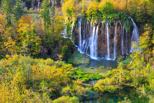 Autum kleuren en watervallen van Plitvice Nationaal Park — Stockfoto