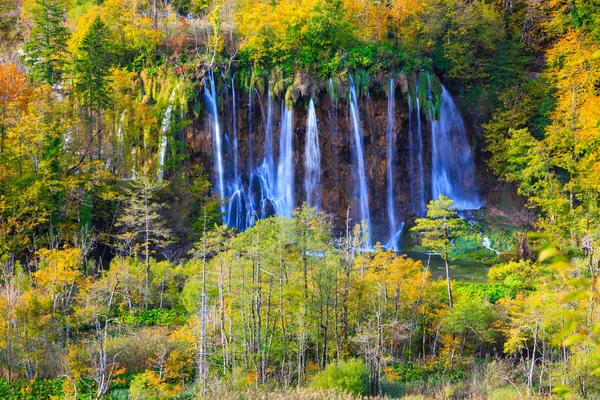 Couleurs et cascades Autum du Parc National de Plitvice — Photo