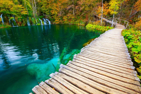 Boardwalk in the park Plitvice lakes — Stock Photo, Image