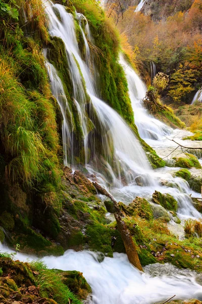 Belle cascade au parc national de Plitvice — Photo