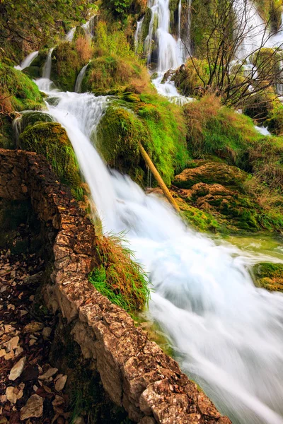 Bela cachoeira no Parque Nacional Plitvice — Fotografia de Stock