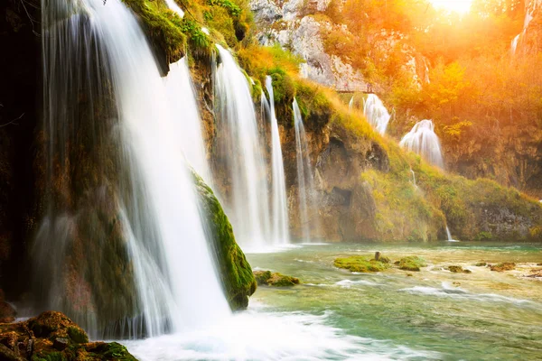 Vackra vattenfall på Plitvice nationalpark — Stockfoto