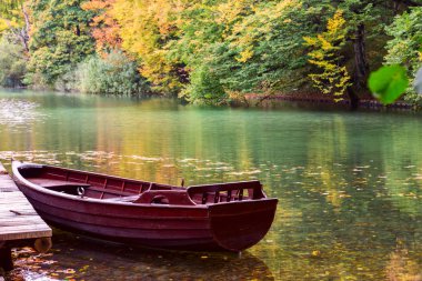 Ahşap tekneler Plitvice Gölleri Milli Parkı'nda