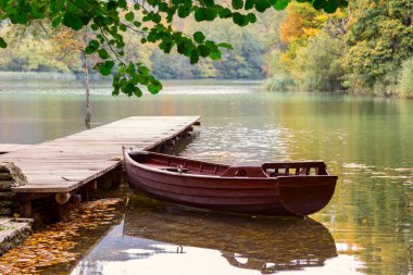 Ahşap tekneler Plitvice Gölleri Milli Parkı'nda