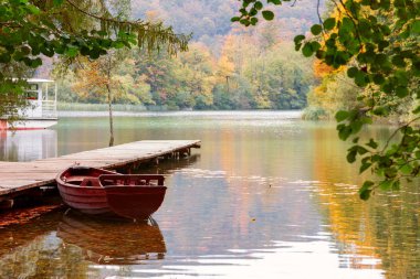 Ahşap tekneler Plitvice Gölleri Milli Parkı'nda