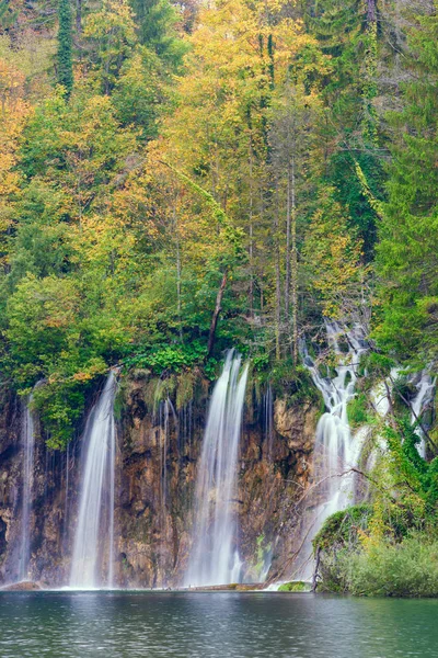 Colori autunnali e cascate del Parco Nazionale di Plitvice — Foto Stock