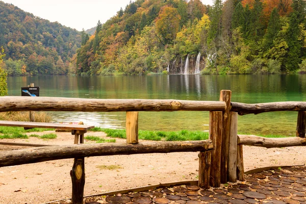 Colori autunnali e cascate del Parco Nazionale di Plitvice — Foto Stock