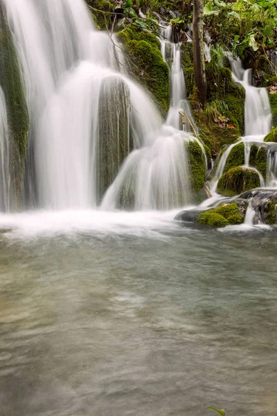 Waterval in diepe bossen in Plitvice nationaal park — Stockfoto