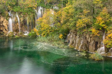 Sonbahar renkleri ve şelaleler, Plitvice Milli Parkı