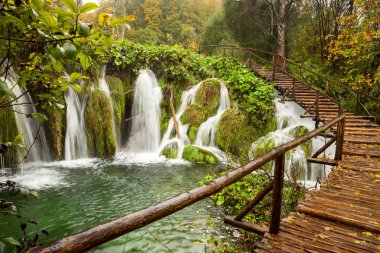 plitvice gölleri Milli Parkı içinde ahşap turist yolu