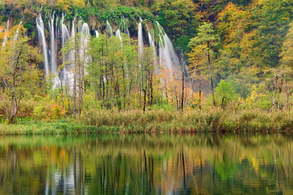 Hösten färger och vattenfall i Plitvice nationalpark — Stockfoto