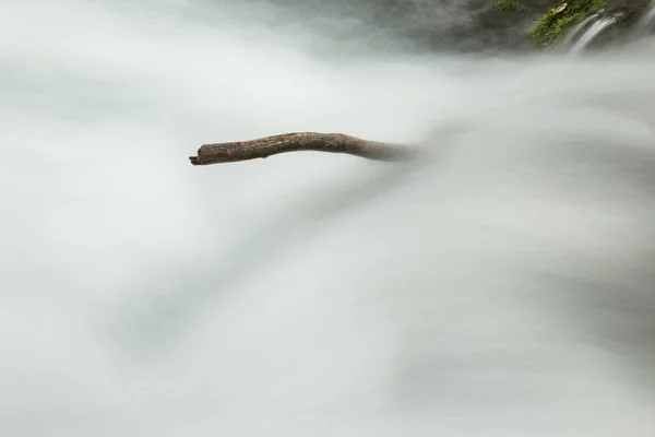 Cachoeira em floresta profunda no parque nacional de Plitvice — Fotografia de Stock