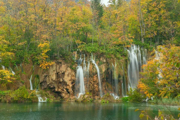 Autum kleuren en watervallen van Plitvice Nationaal Park — Stockfoto