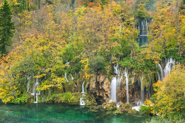 Őszi színek és vízesések a Plitvicei Nemzeti Park — Stock Fotó