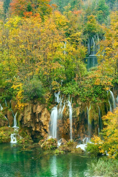 Őszi színek és vízesések a Plitvicei Nemzeti Park — Stock Fotó