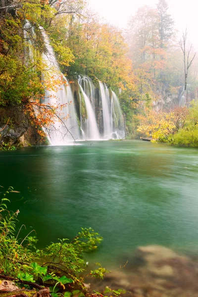 Colores de Autum y cascadas del Parque Nacional Plitvice —  Fotos de Stock