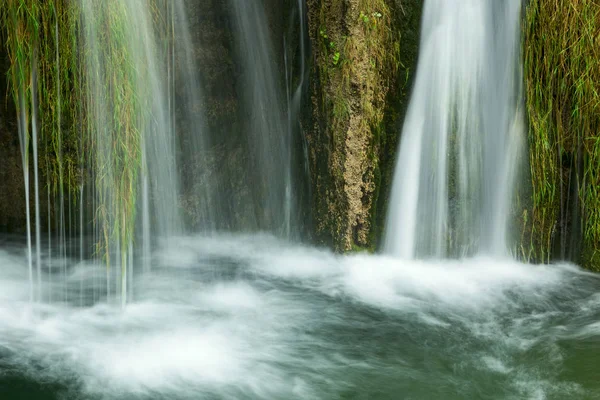 Cores do Autum e cachoeiras do Parque Nacional Plitvice — Fotografia de Stock