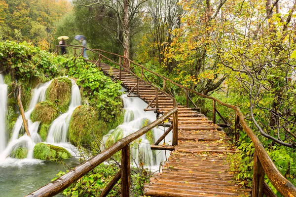 Wooden tourist path in Plitvice lakes national park — Stock Photo, Image