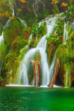Sonbahar renkleri ve şelaleler, Plitvice Milli Parkı