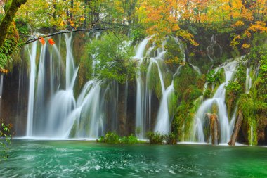 Sonbahar renkleri ve şelaleler, Plitvice Milli Parkı