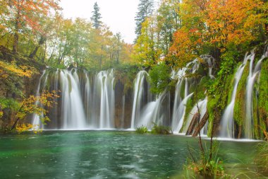 Sonbahar renkleri ve şelaleler, Plitvice Milli Parkı