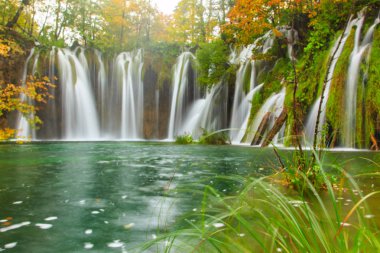 Sonbahar renkleri ve şelaleler, Plitvice Milli Parkı