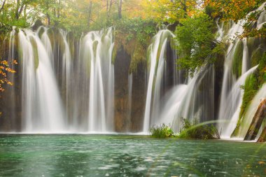 Sonbahar renkleri ve şelaleler, Plitvice Milli Parkı