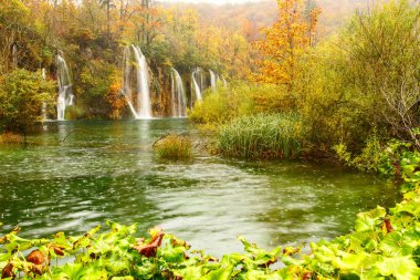 Sonbahar renkleri ve şelaleler, Plitvice Milli Parkı