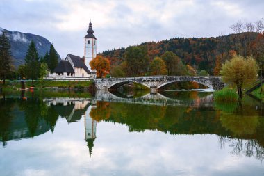Kilise kulesi ve taş Köprüsü'nde Bohinj Gölü