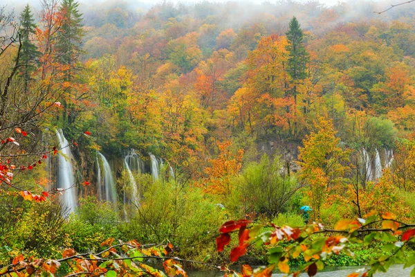 Cores do Autum e cachoeiras do Parque Nacional Plitvice — Fotografia de Stock